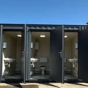 Kontener sanitarny 6 m × 2,4 m – 5 oddzielnych kabin – WC i umywalka